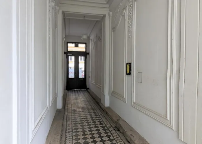 Renovated - 10 Min To Center Appartement Wenen