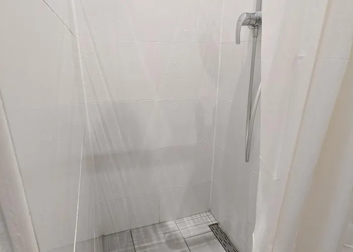 Renovated - 10 Min To Center *