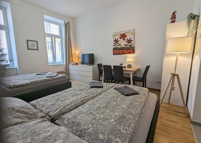Renovated - 10 Min To Center *