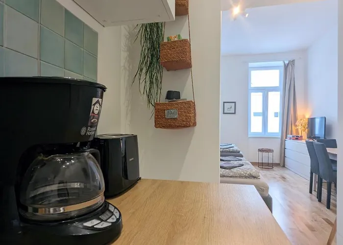 Renovated - 10 Min To Center
